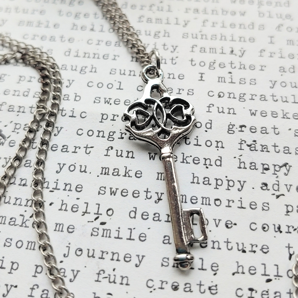 Long chain w Key pendant 🔑
